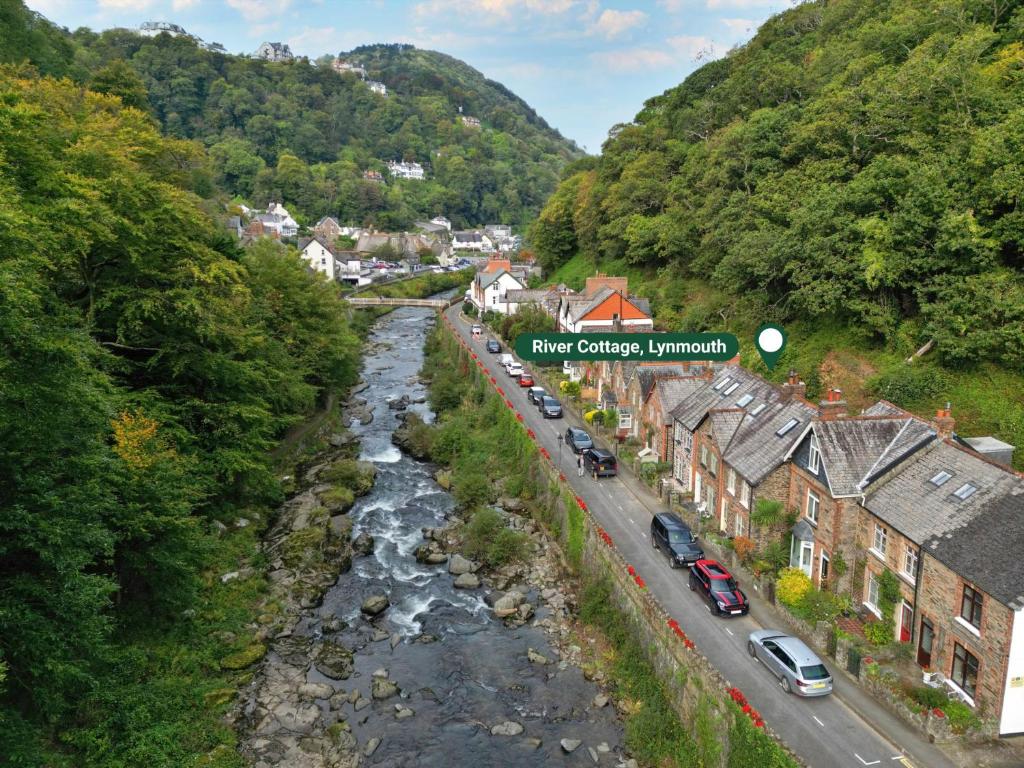 eine Stadt in den Bergen mit einem Fluss und Häusern in der Unterkunft Finest Retreats - River Cottage in Lynmouth