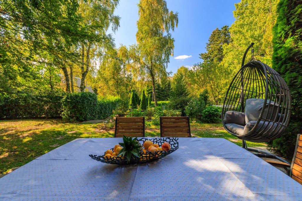 een fruitschaal op een tafel met een schommel bij Casa Nature Bogo in (( Pleteno ))