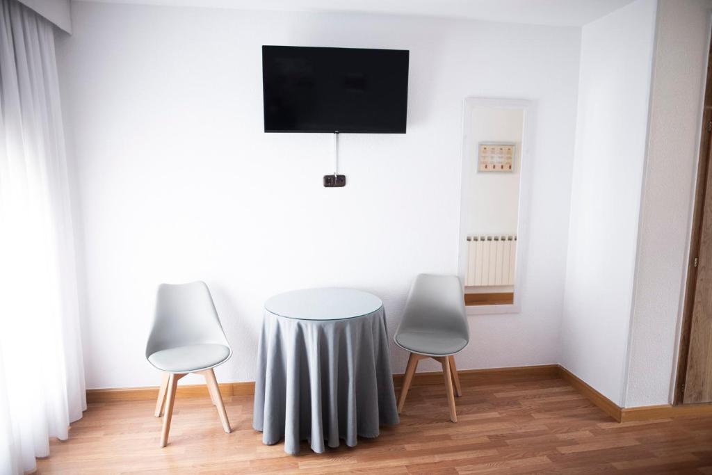 Hostal La Corte - Dreibettzimmer (1 Doppelbett + 1 Einzelbett)