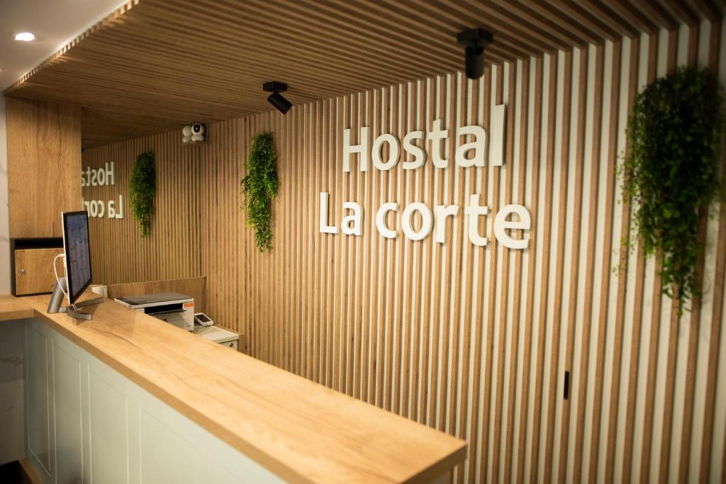 Un cartel de Hosa la Cordoria en la pared de un restaurante. en Hostal La Corte, en Carrión de los Condes