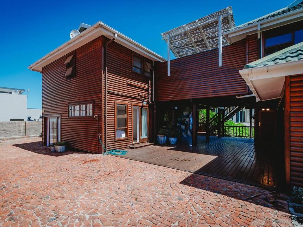 GlentanaにあるSun and Sea Glentanaのレンガ造りの私道が目の前にある木造家屋