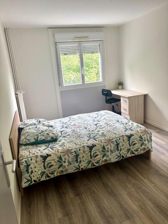 une chambre avec un lit, un bureau et une fenêtre dans l'établissement Renovated 3-Bedroom Apartment near UTT, à Troyes