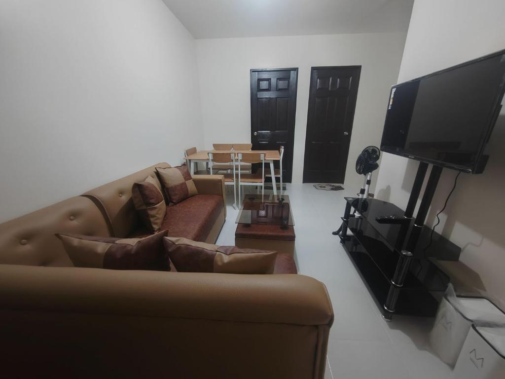 un soggiorno con un divano e un tavolo di Mountain City Condo Room for Rent in Quezon City a Manila