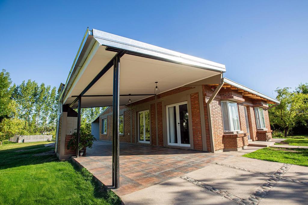 ein Haus mit Markise auf der Vorderseite in der Unterkunft Posada Maral, San Rafael in San Rafael