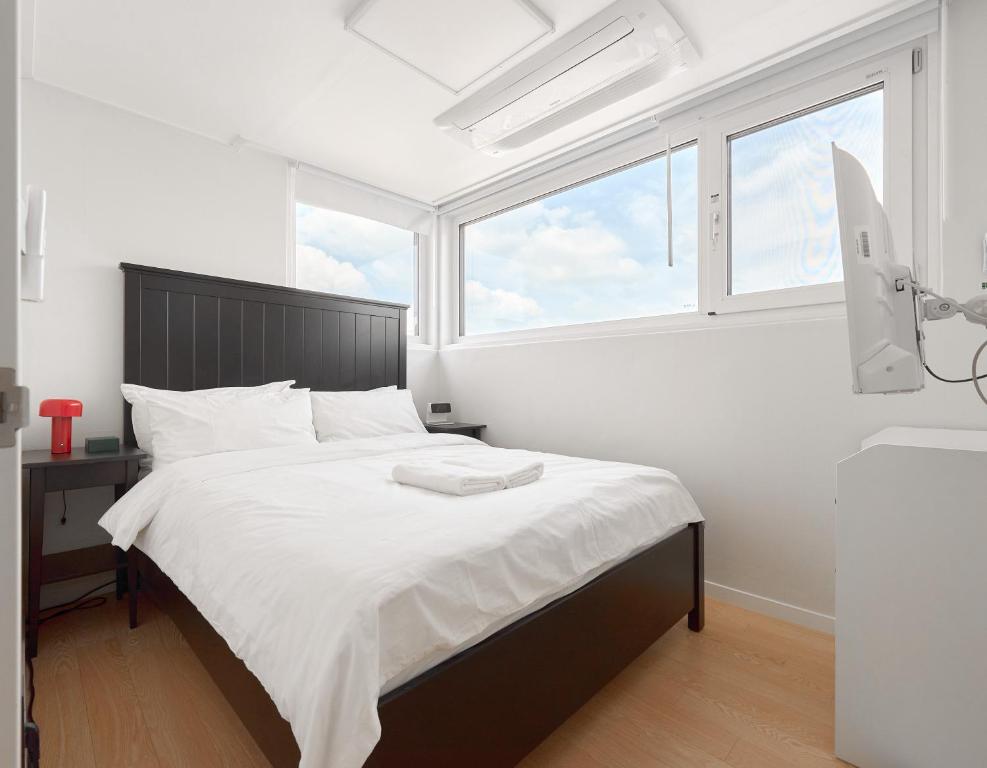 Ένα ή περισσότερα κρεβάτια σε δωμάτιο στο Panoramic View Seoul Station 2BR Newly Built