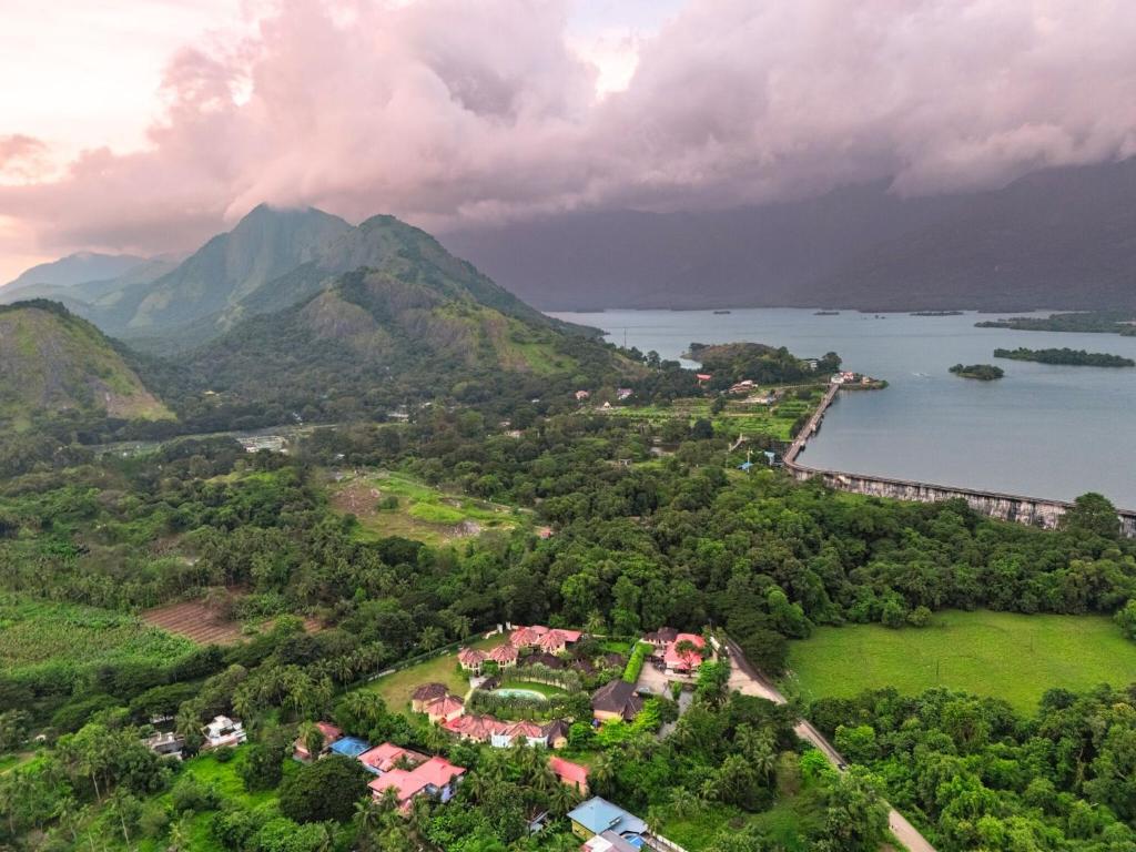 パルガートにあるSterling Govardhana Malampuzhaの湖と山のあるリゾートの空中ビュー