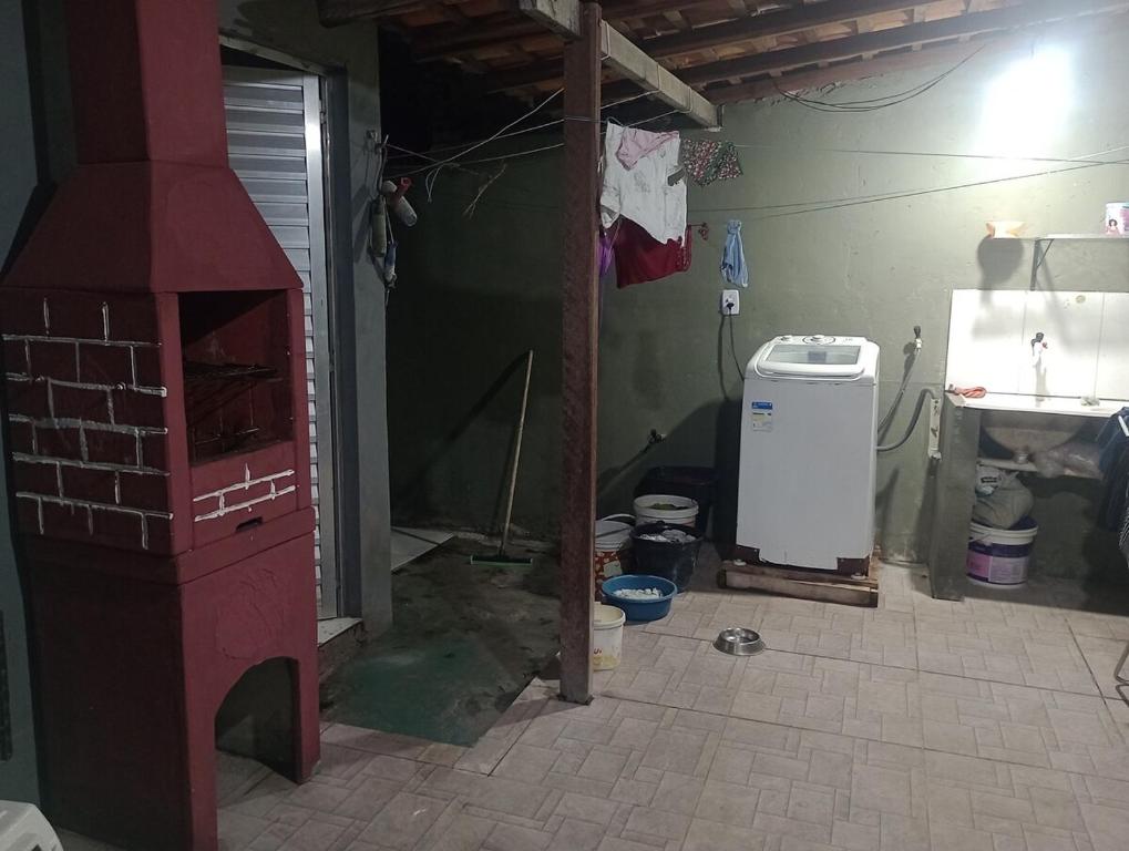 una cocina con horno de ladrillo en un garaje en Casa aconchegante, en Belém