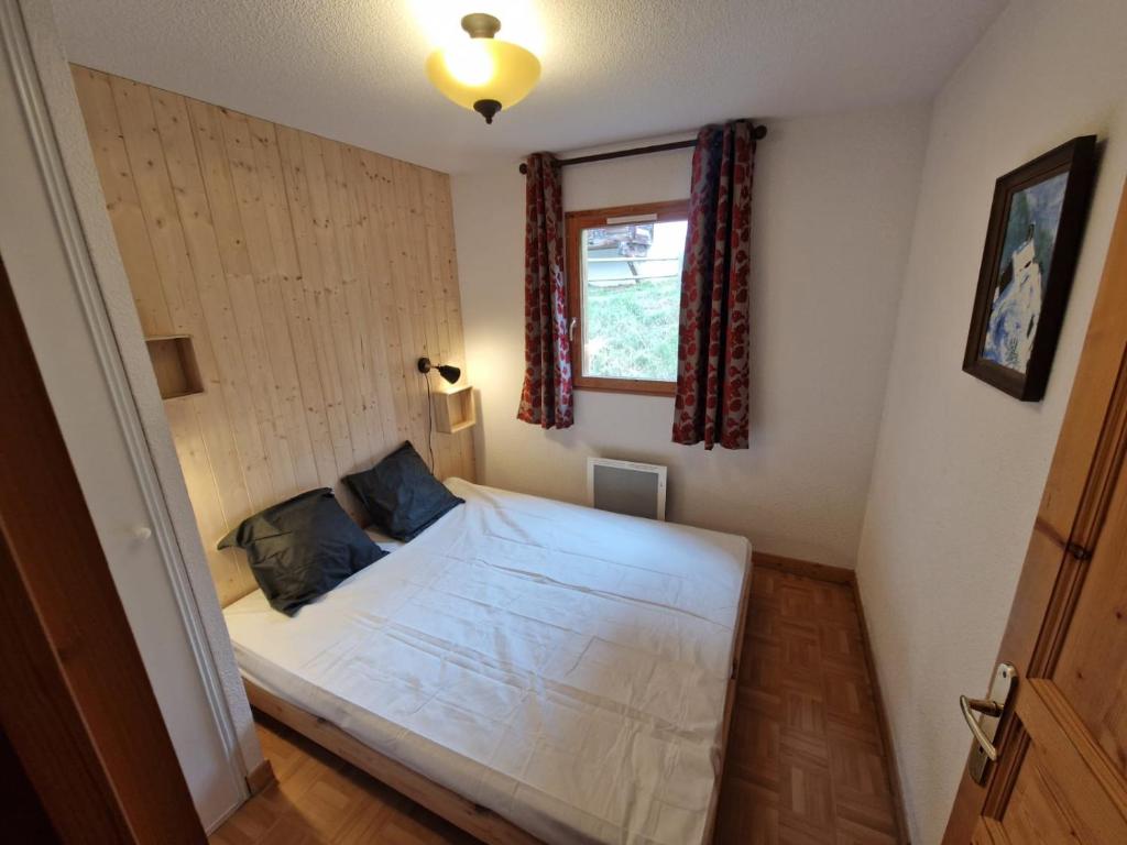 圣索林达尔沃Duplex avec piscine - Les Chalets de Saint Sorlin的一间带床的卧室，位于一间有窗户的房间里