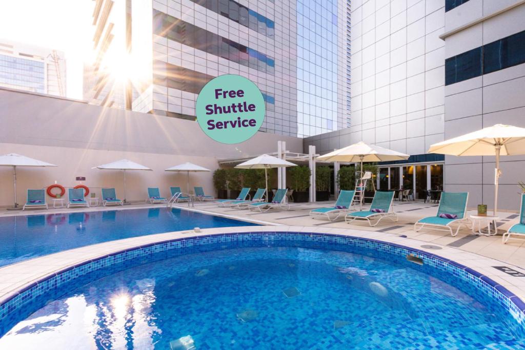 Бассейн в Premier Inn Abu Dhabi Capital Centre или поблизости