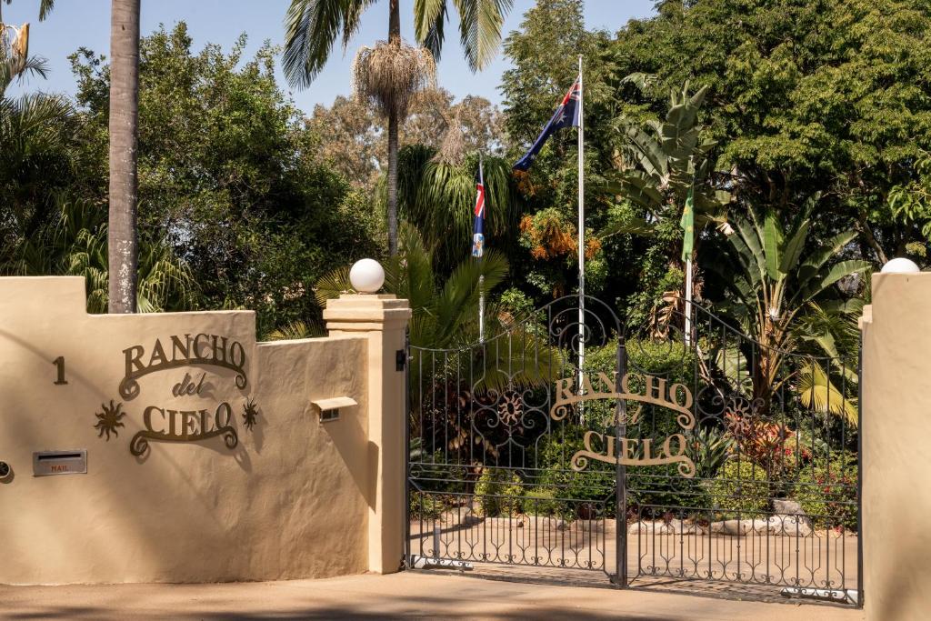 ein Tor mit der Aufschrift „Dancing in the Garden“ in der Unterkunft Rancho del Cielo in Carbrook