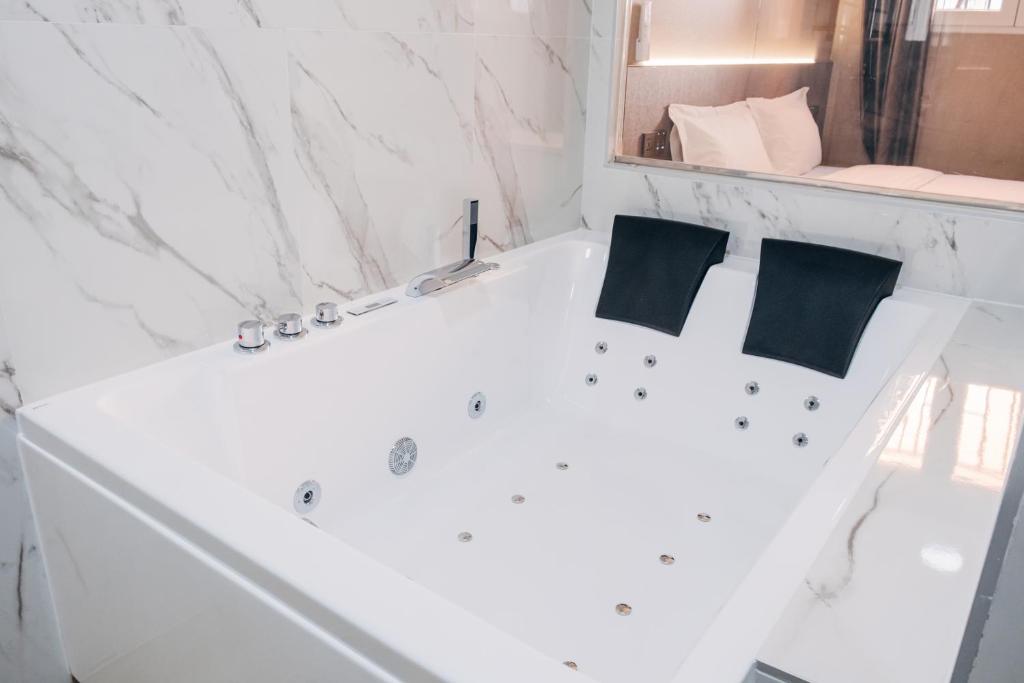 Hotel Golden Madrid - Bañera de hidromasaje en Madrid