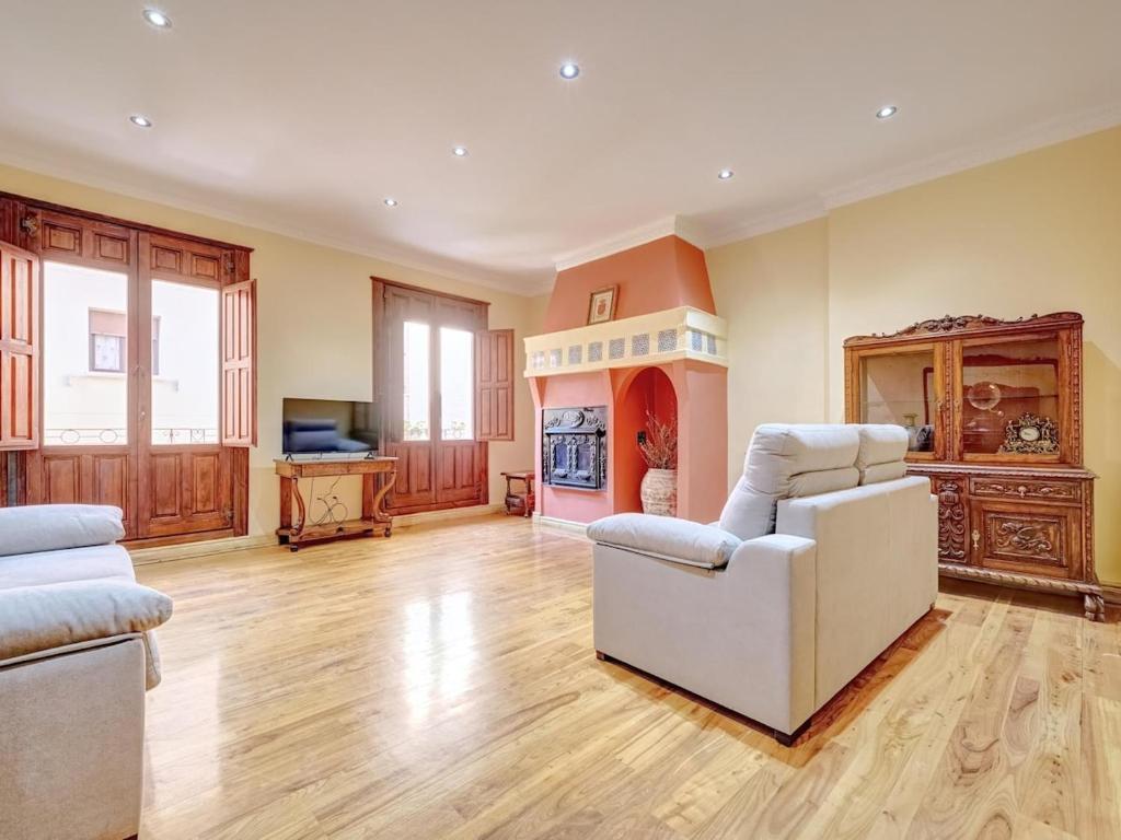 Una sala de estar con dos sillas y una chimenea. en Casa Museo by Clabao, en Viana