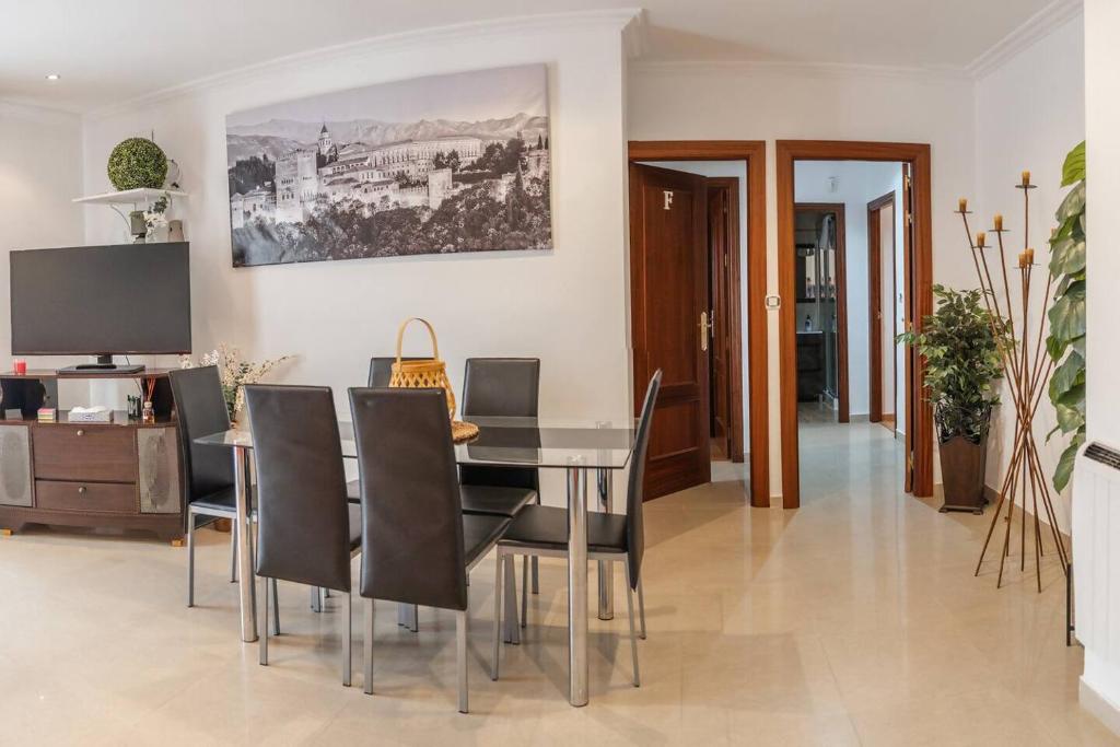 Un comedor con mesa y sillas en House Atarfe LINING1, en Atarfe