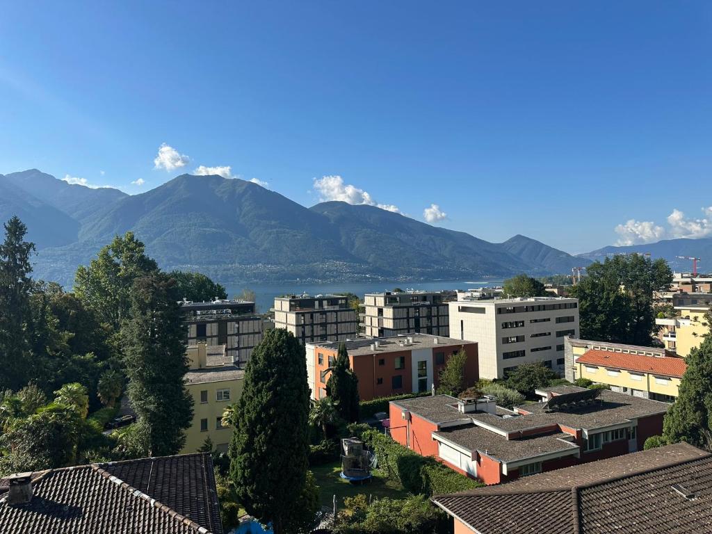 une vue d'une ville avec des montagnes en arrière-plan dans l'établissement Best View Appart Minusio, à Minusio