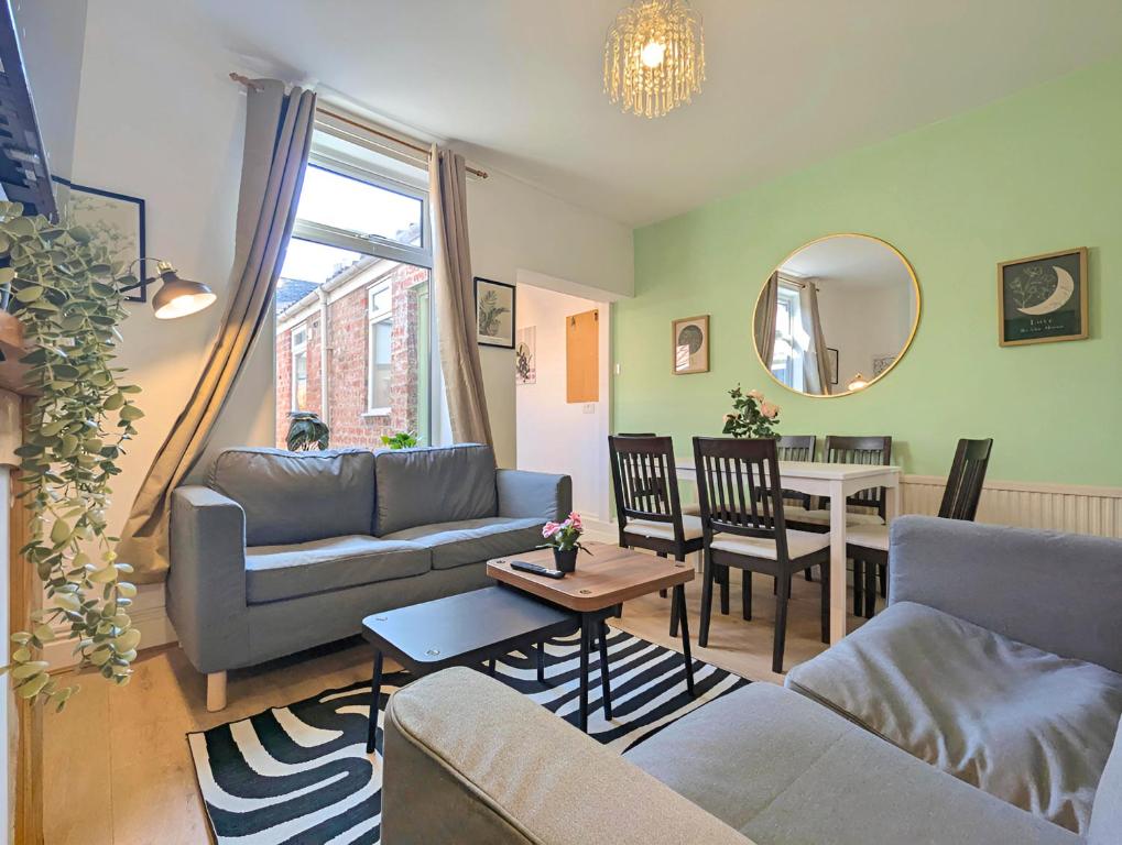 ein Wohnzimmer mit Sofa und Tisch in der Unterkunft Charming 3-bed Home Near Centre Free Parking in York