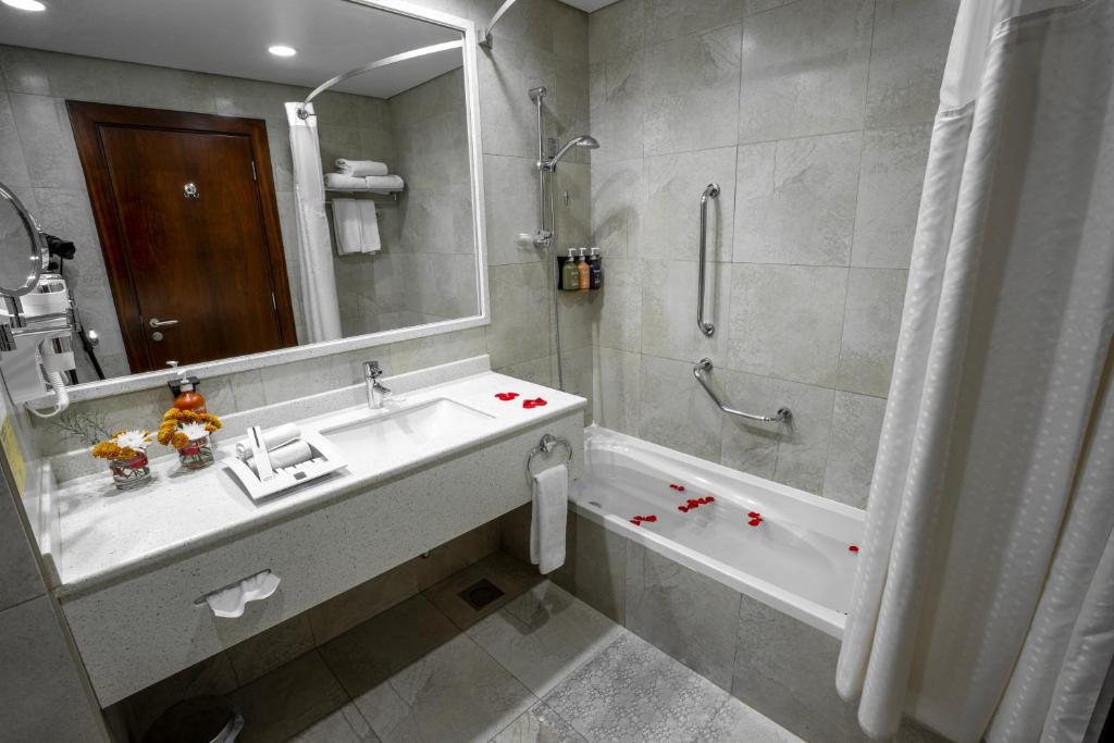 HOLIDAY INN OLAYA