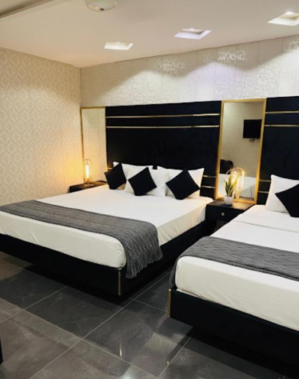 Ένα ή περισσότερα κρεβάτια σε δωμάτιο στο Hotel Golden Tree