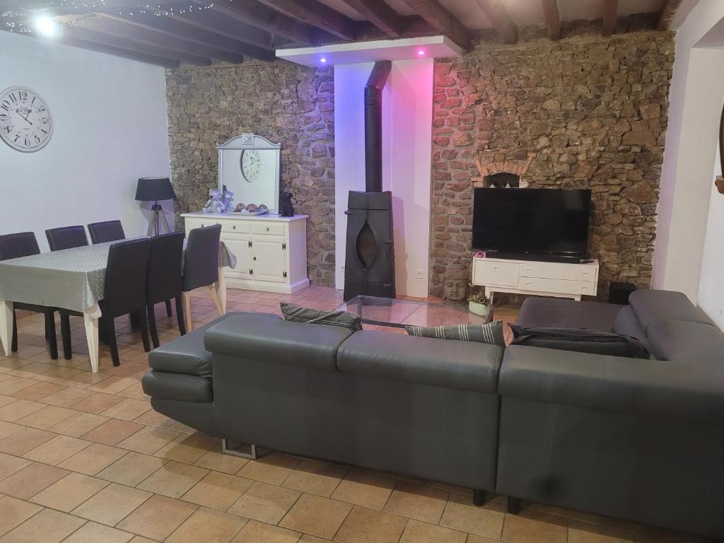 Televisyen dan/atau pusat hiburan di maison simple 3 chambres en campagne