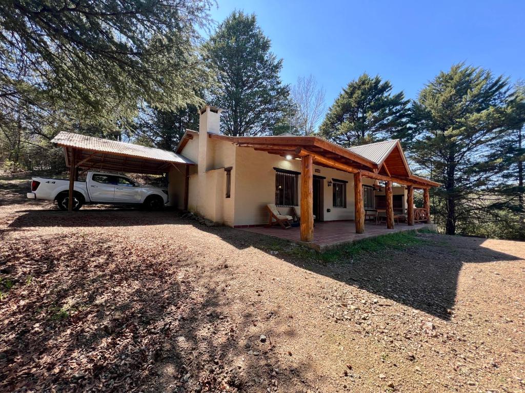 una casa con un'auto parcheggiata davanti di Casa de Campo a metros del rio en las Sierras de Cordoba a Atos Pampa
