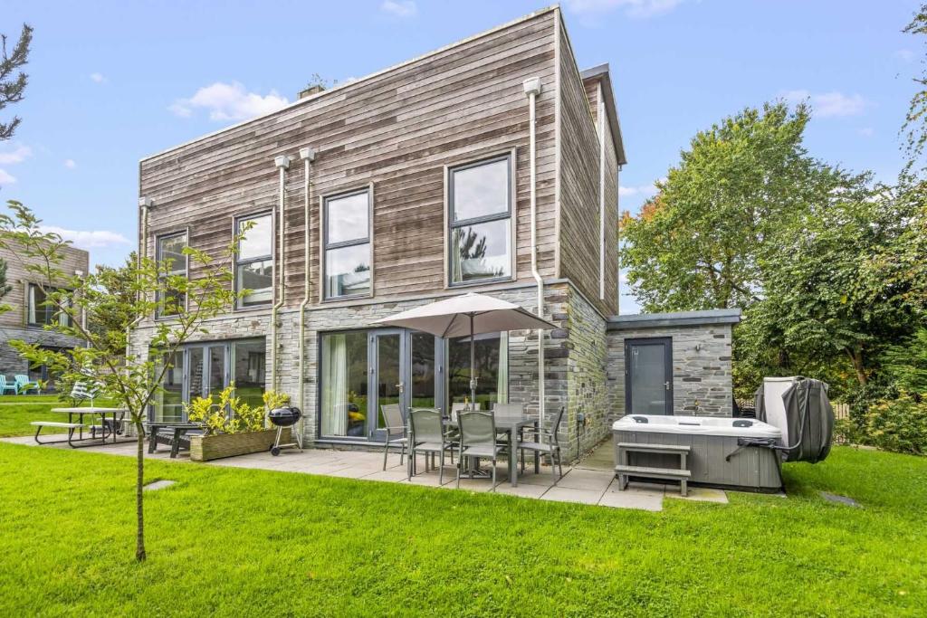 ルーにあるHouse 9のパティオとグリル付きの家