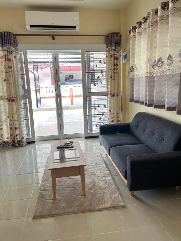 Khu vực ghế ngồi tại 94 Yellow house