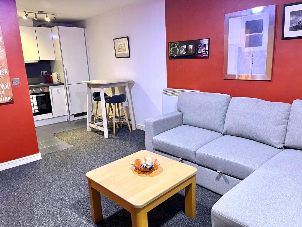 ein Wohnzimmer mit Sofa und Tisch in der Unterkunft Sterling Luxury Apartment City Centre -Sleeps 4-Juliet Balcony - WiFi in Birmingham