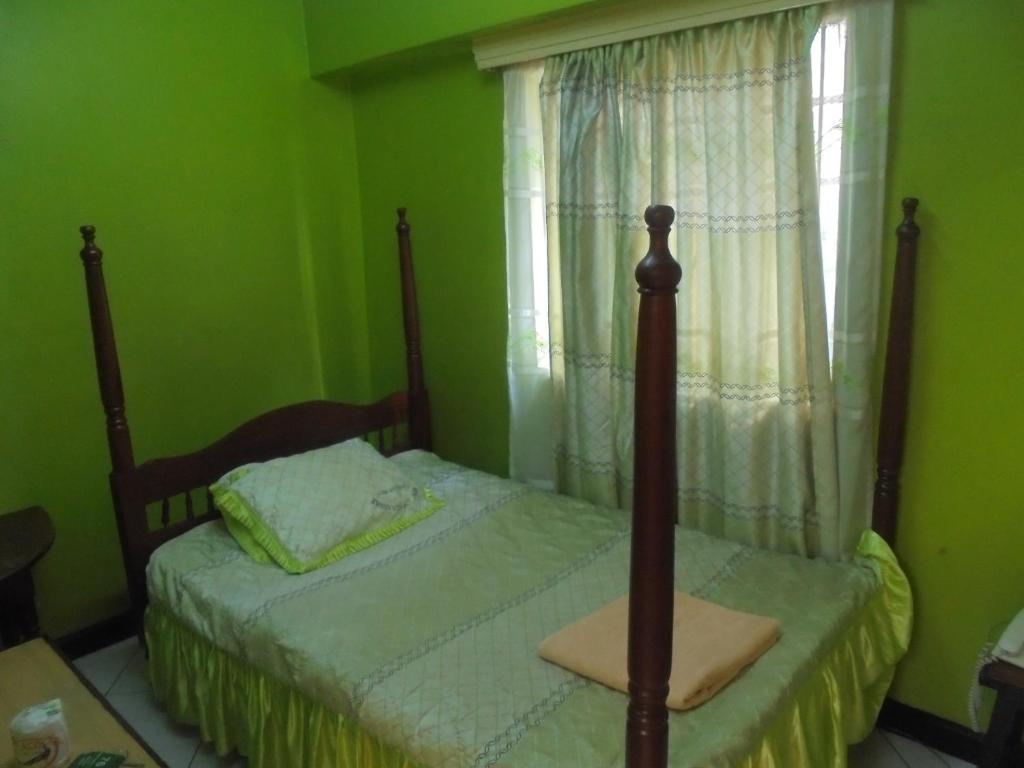 1 dormitorio con 2 camas y ventana en New Swanga en Nairobi