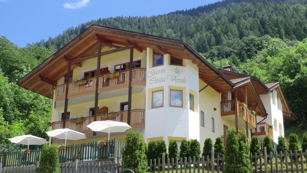 Nespecifikovaný výhled na hory nebo výhled na hory při pohledu z hotelu