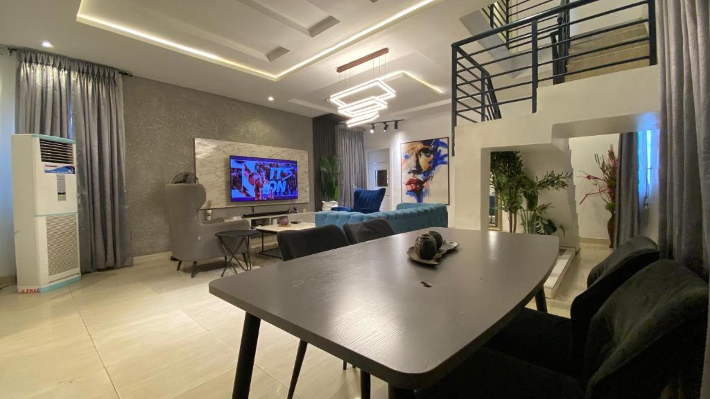 una sala de estar con un sofá y una mesa en Residence 22, en Mama