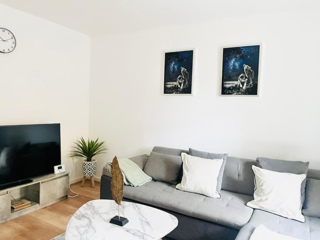 Μια τηλεόραση ή/και κέντρο ψυχαγωγίας στο Semi-Detached 3BR House in Ashford with Spacious Driveway in Secure Neighbourhood