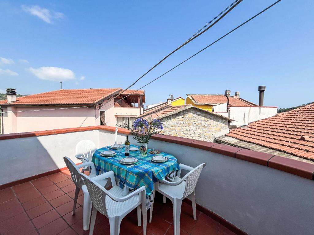 Una mesa y sillas en el balcón de una casa. en Apartment Marisa - DOL126 by Interhome, en Costa Carnara