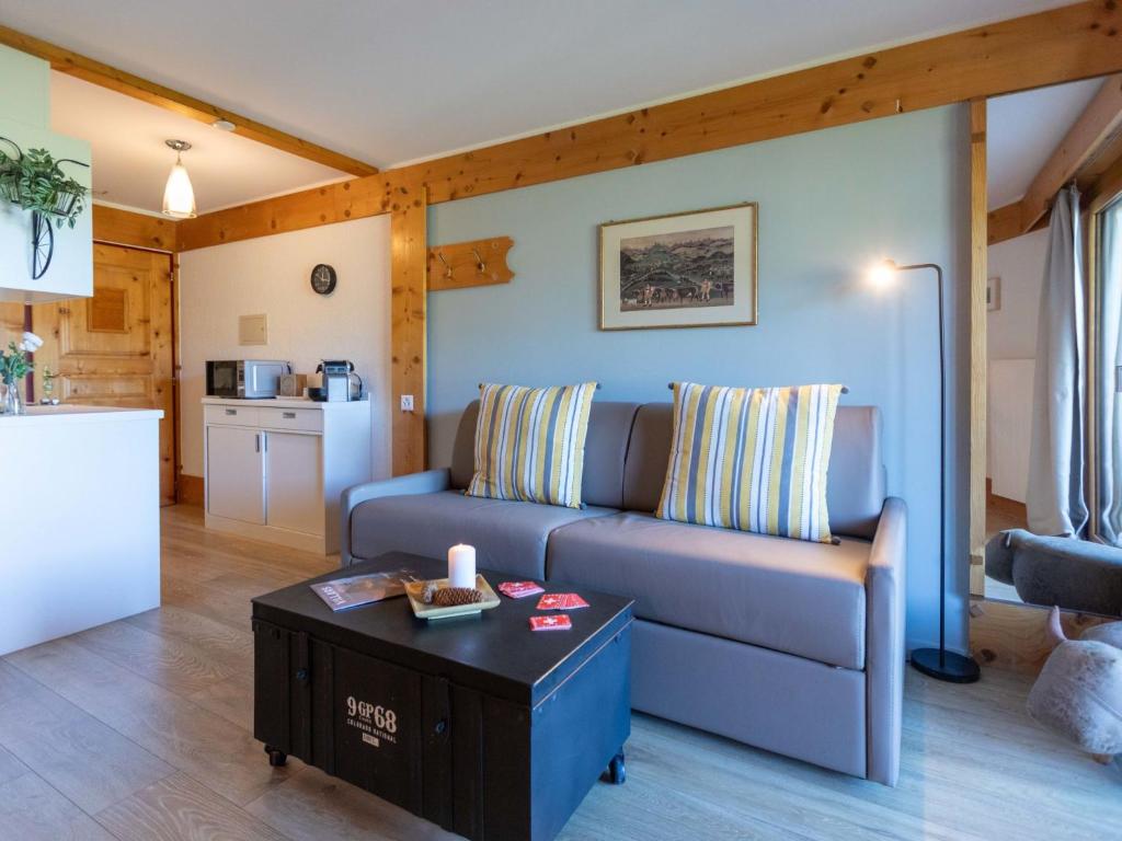 ein Wohnzimmer mit Sofa und Tisch in der Unterkunft Studio Le Bristol A25-31 by Interhome in Villars-sur-Ollon