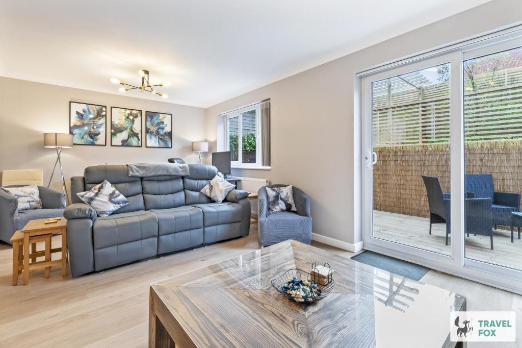 una sala de estar con un sofá y una mesa en Coastal Breeze Retreat, en Swanage