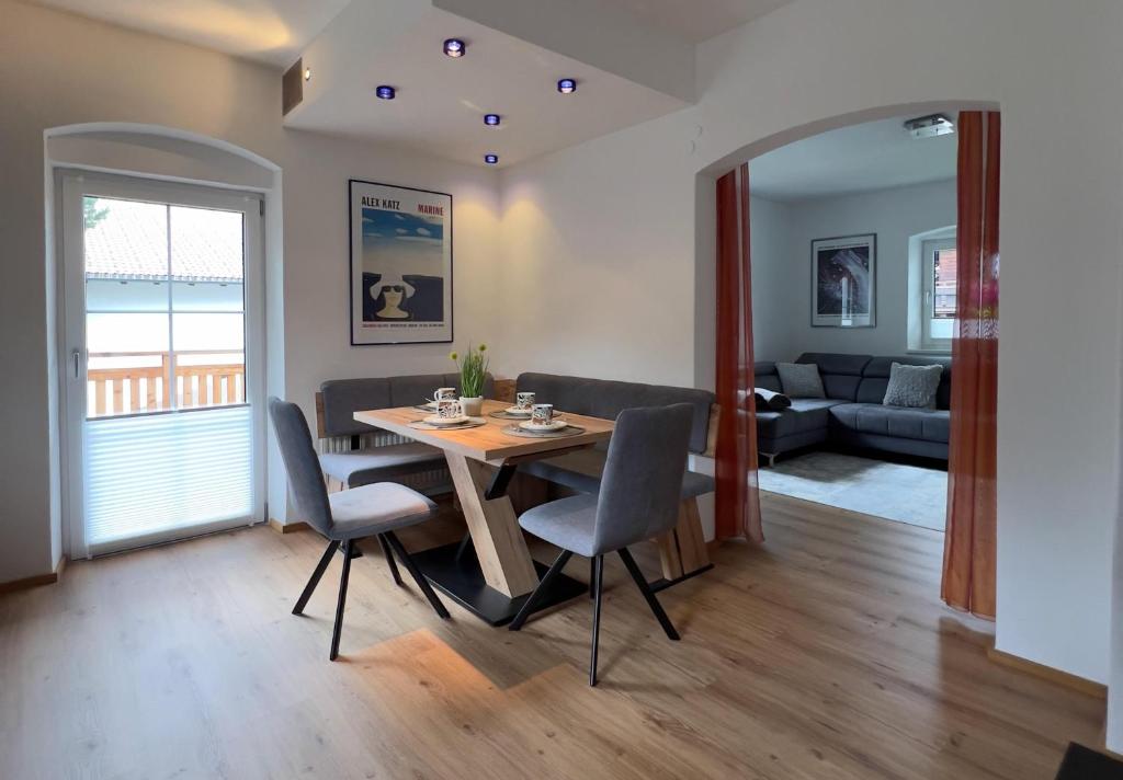 uma sala de jantar e sala de estar com mesa e cadeiras em Appartement Carl em Seefeld in Tirol