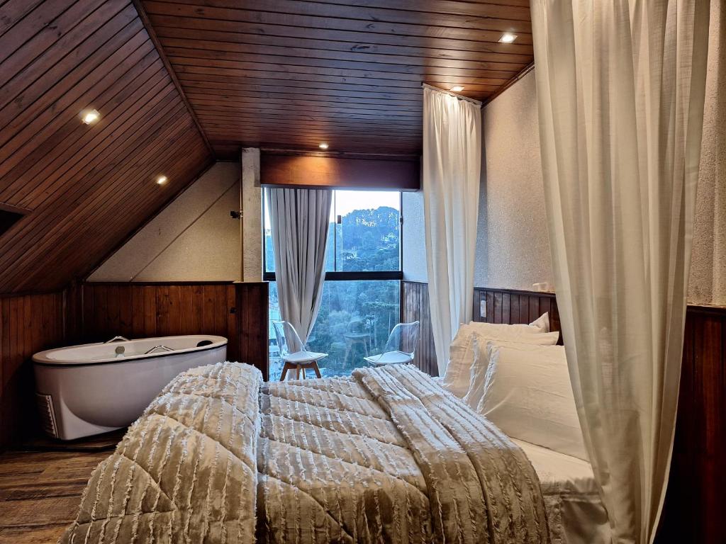Ένα ή περισσότερα κρεβάτια σε δωμάτιο στο Château Suisse Boutique Hotel