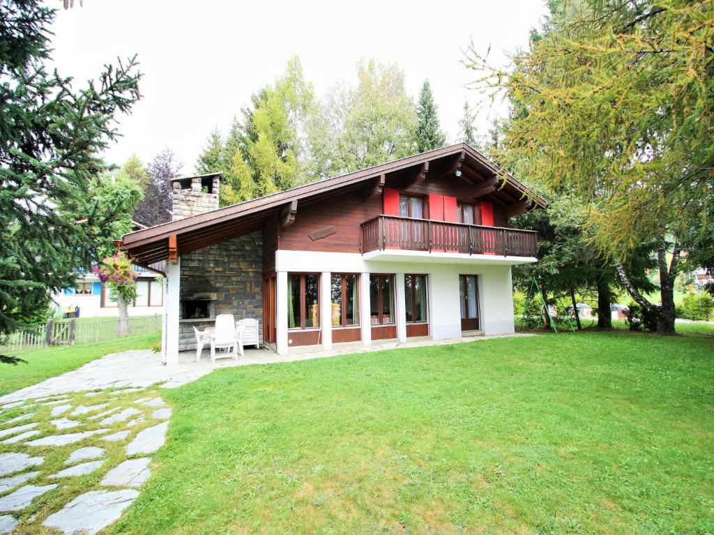 ein Haus mit einem großen Rasen davor in der Unterkunft Bright Chalet with Terrace in Randogne