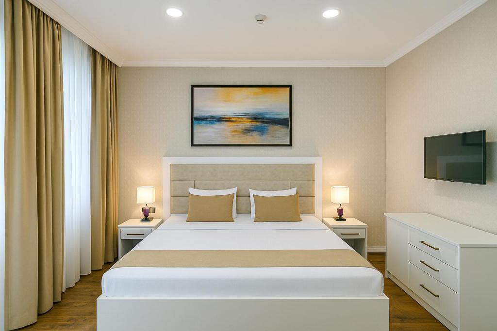 Una cama o camas en una habitación de Maris Hotel Baku