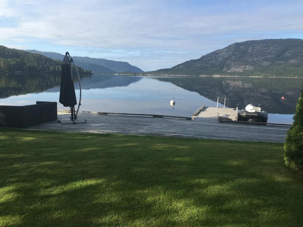 ヴラダルにあるThe Vrådal Pearlの湖畔に置かれた閉じた傘