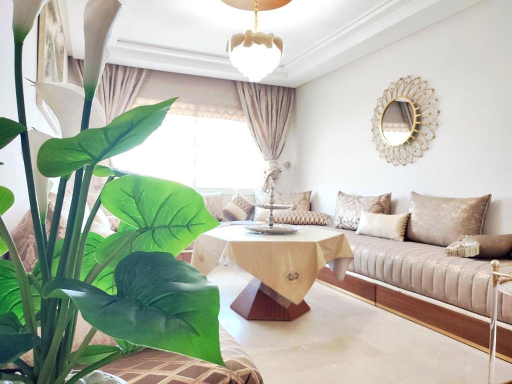 Khu vực ghế ngồi tại Perfect Stay Near Seafront with Beautiful City View