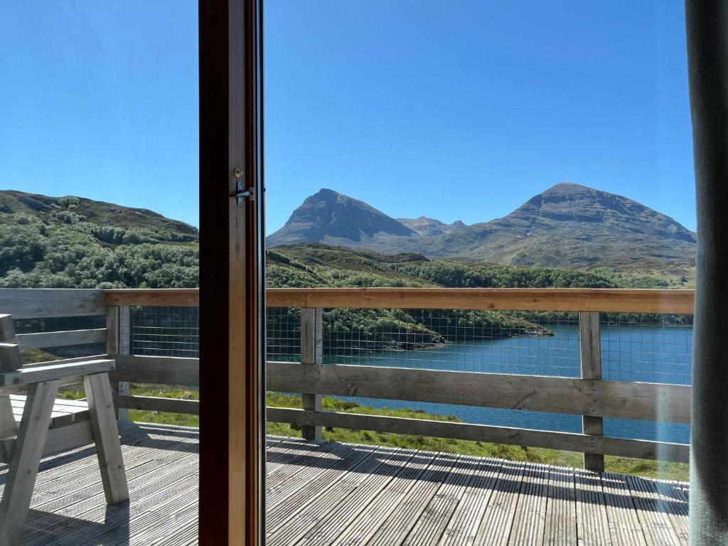 Una vista desde el porche de una casa con montañas. en Quinag - Uk50485, en Kylestrome