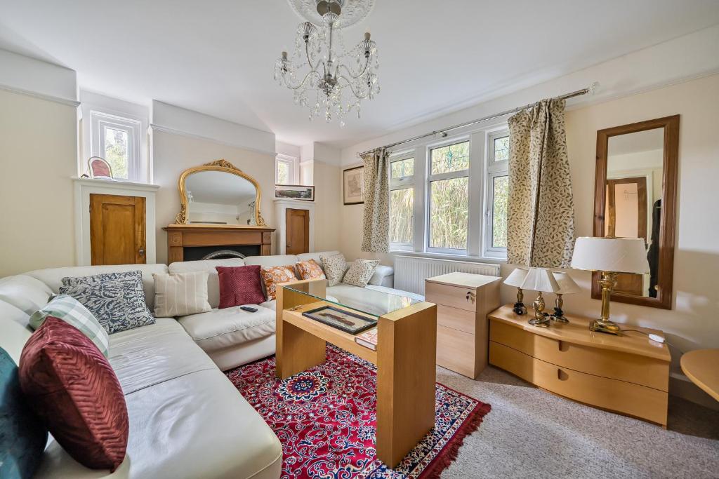 ein Wohnzimmer mit Sofa und Tisch in der Unterkunft Spacious Berkshire home - Perfect for groups and contractors in Canvey