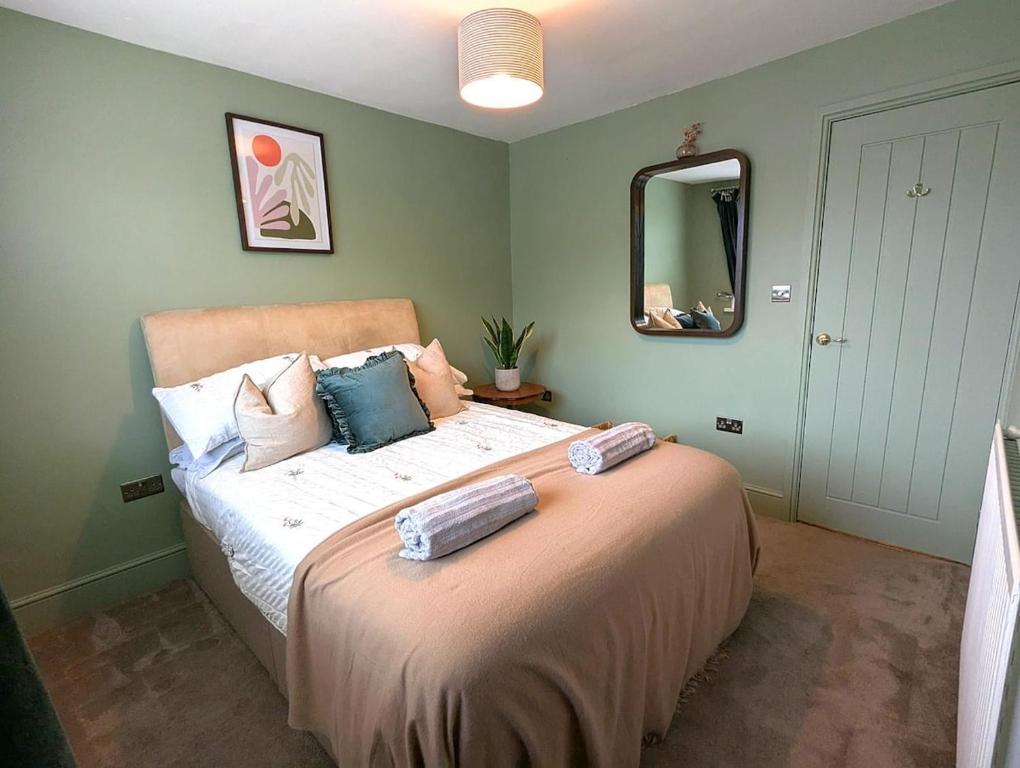 Postel nebo postele na pokoji v ubytování Tastefully decorated 3 bed home