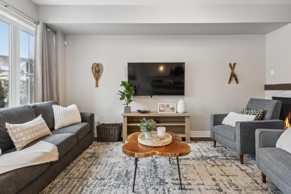 TV a/nebo společenská místnost v ubytování Family Townhome in Historic Snowbridge