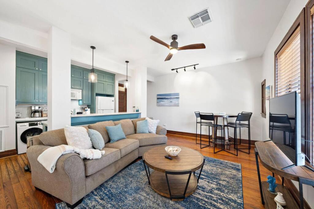 Η κουζίνα ή μικρή κουζίνα στο Downtown loft in the perfect location for all things Galveston
