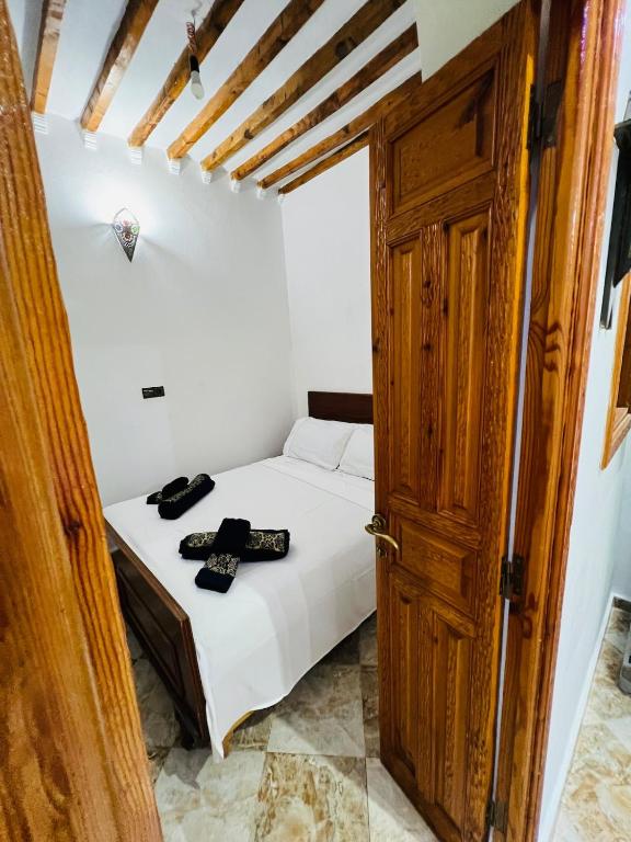 Ένα ή περισσότερα κρεβάτια σε δωμάτιο στο Dar Lala Mnana local Heart of Chaouen