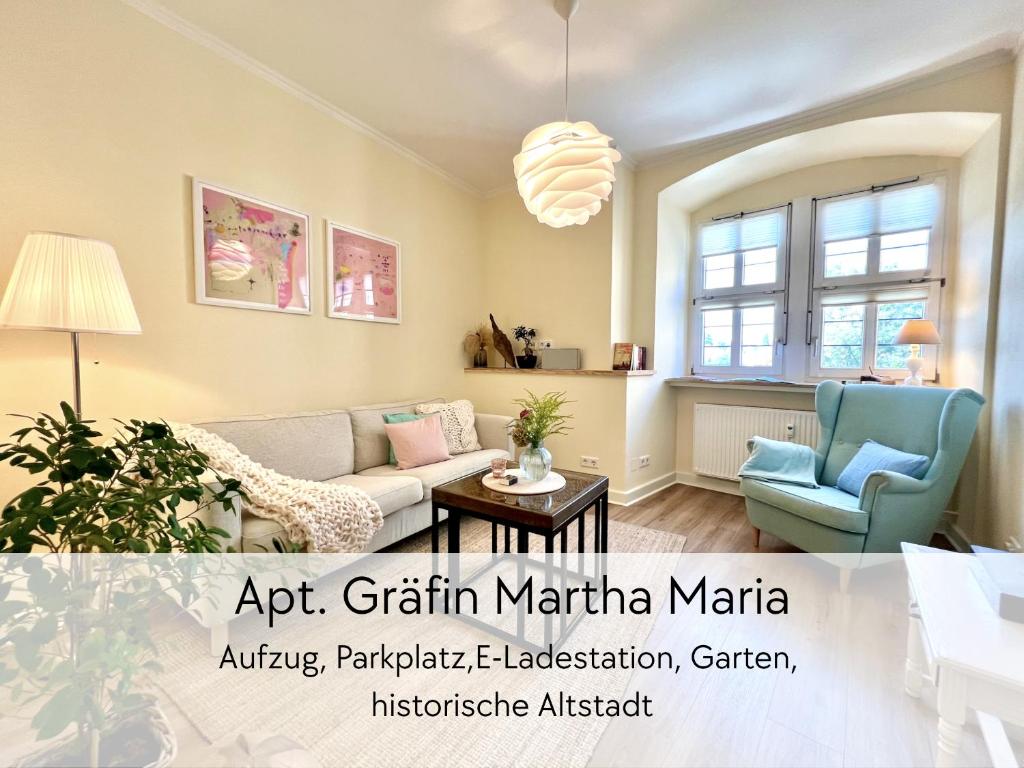 a living room with a couch and a table at GRÄFIN MARTHA MARIA - Apartment in der historischen Hinterburg in Schlitz - mit Aufzug, Parkplatz, E-Ladestation & Garten - Fulda, Schotten, Bad Hersfeld 25-30 Min in Schlitz