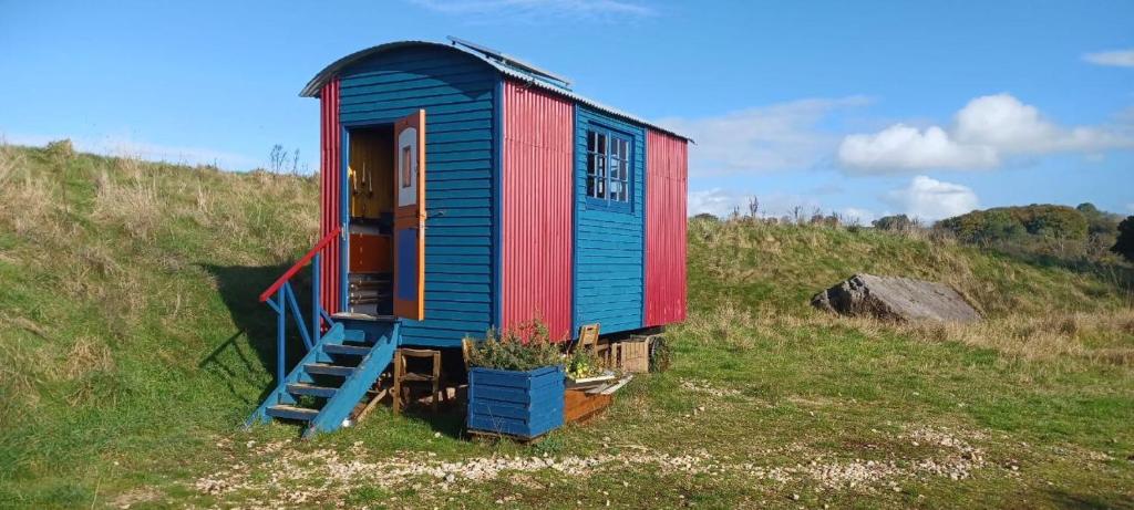 Imagen de la galería de Cosy & Spacious Shepherd's Hut with Stunning Views, en Croscombe