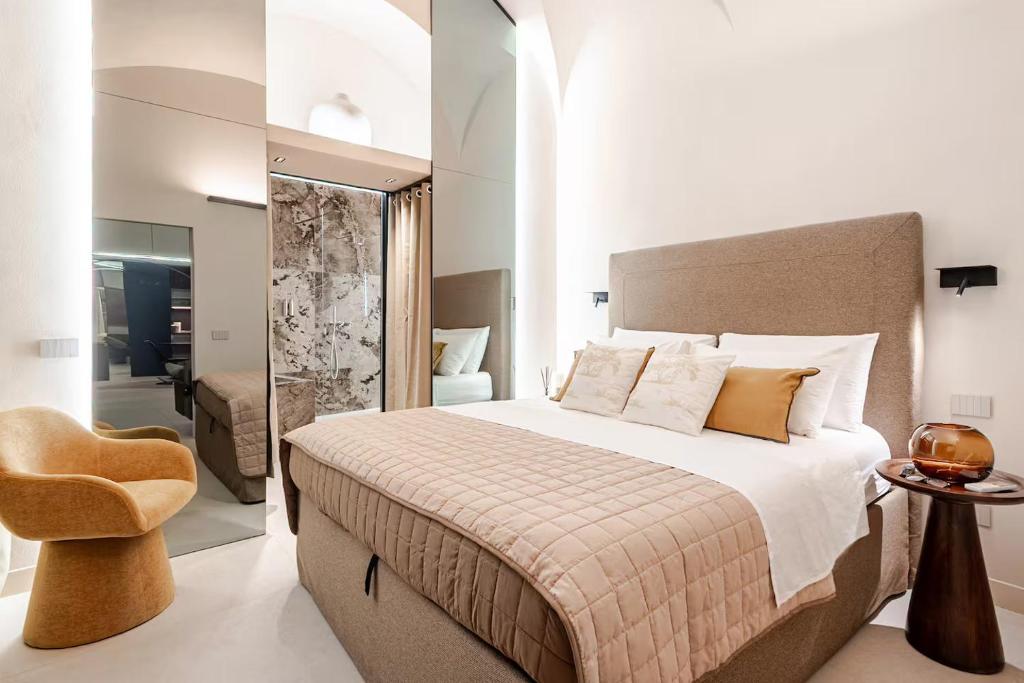 Un dormitorio con una cama grande y una silla. en ELZ Fontana di Trevi Luxury & Design Apartment, en Roma