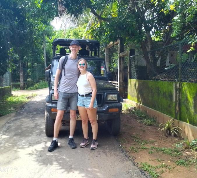 un homme et une femme debout devant un camion dans l'établissement Nature's peak Udawalawa, à Uda Walawe