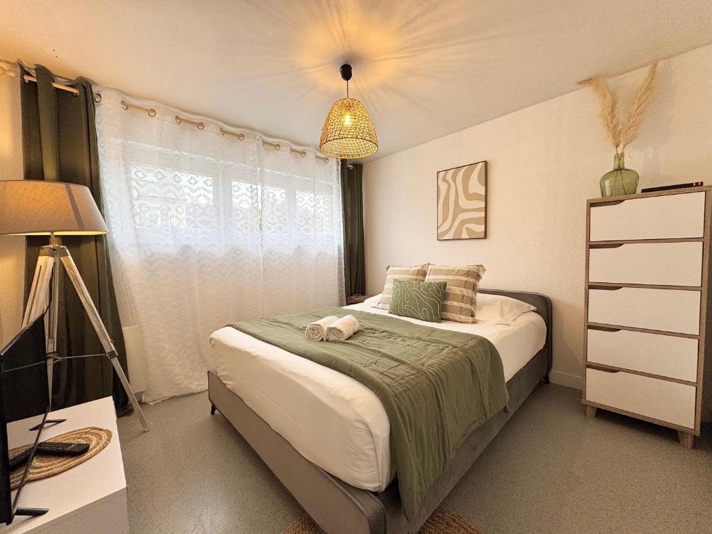 Ένα ή περισσότερα κρεβάτια σε δωμάτιο στο Le Petit Noblet, Cesson Sévigné